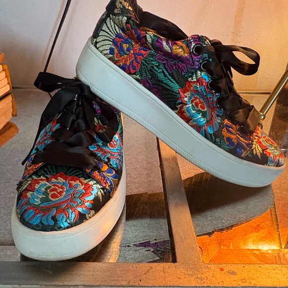 Steve Madden Brody Embroidered Women's Sneakers - Picture 3 of 8